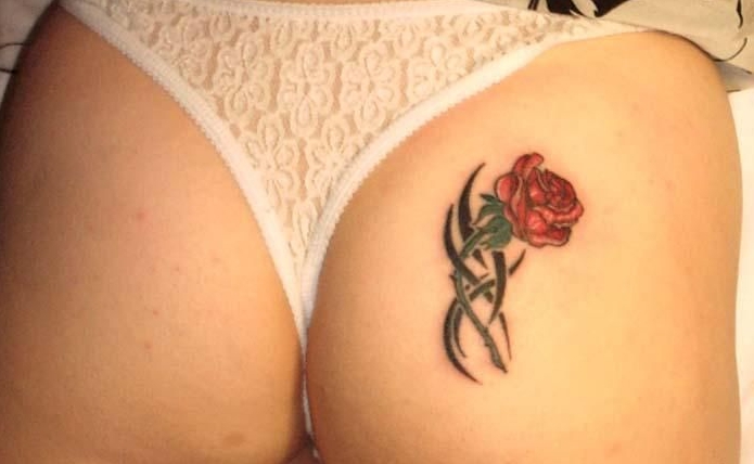 点击大图看下一张：性感玫瑰臀部纹身