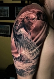纹身老鹰图案 男生手臂上黑灰纹身老鹰纹身图案
