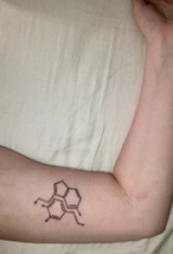 化学元素纹身 男生大臂上黑色的化学元素纹身图片