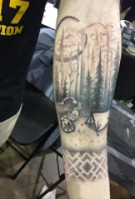 松树纹身 男生手臂上黑灰纹身松树纹身图片
