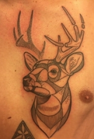 纹身胸部男 男生胸部黑色的鹿纹身图片