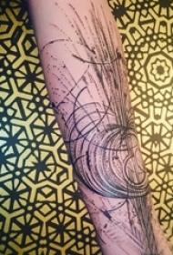 几何线条纹身图稿 女生手臂上几何纹身图片