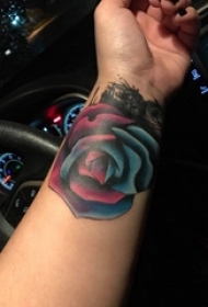 欧美玫瑰纹身 女生手腕上玫瑰小清新纹身图片
