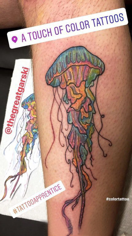 点击大图看下一张：百乐动物纹身 男生小腿上彩色的水母纹身图片