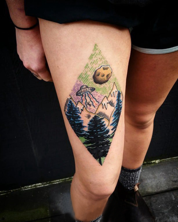 点击大图看下一张：彩绘纹身 女生大腿上飞碟和风景纹身图片