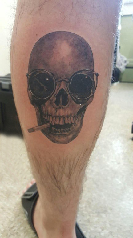 点击大图看下一张：点刺纹身技巧 男生小腿上黑色的骷髅纹身图片