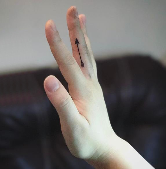 点击大图看下一张：简约手指纹身 女生手指上黑色的箭头纹身图片