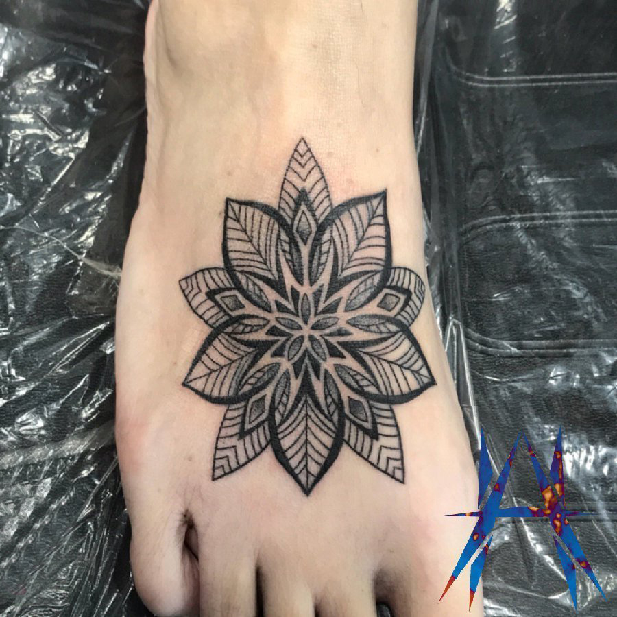 点击大图看下一张：脚背纹身 女生脚背上黑色的花朵纹身图片