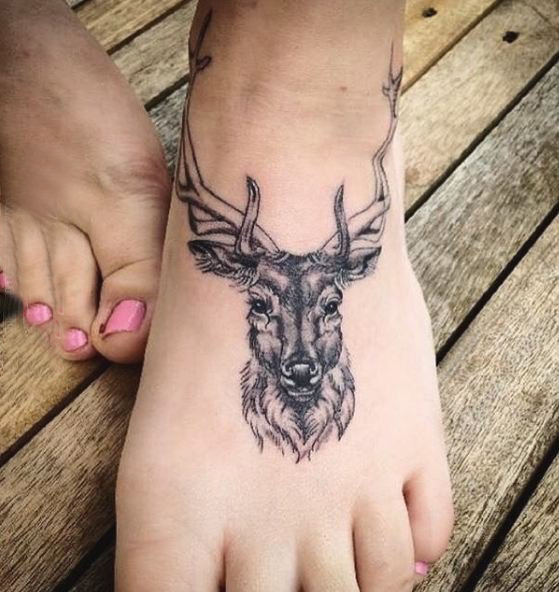 点击大图看下一张：脚背纹身 女生脚背上黑色的鹿纹身图片