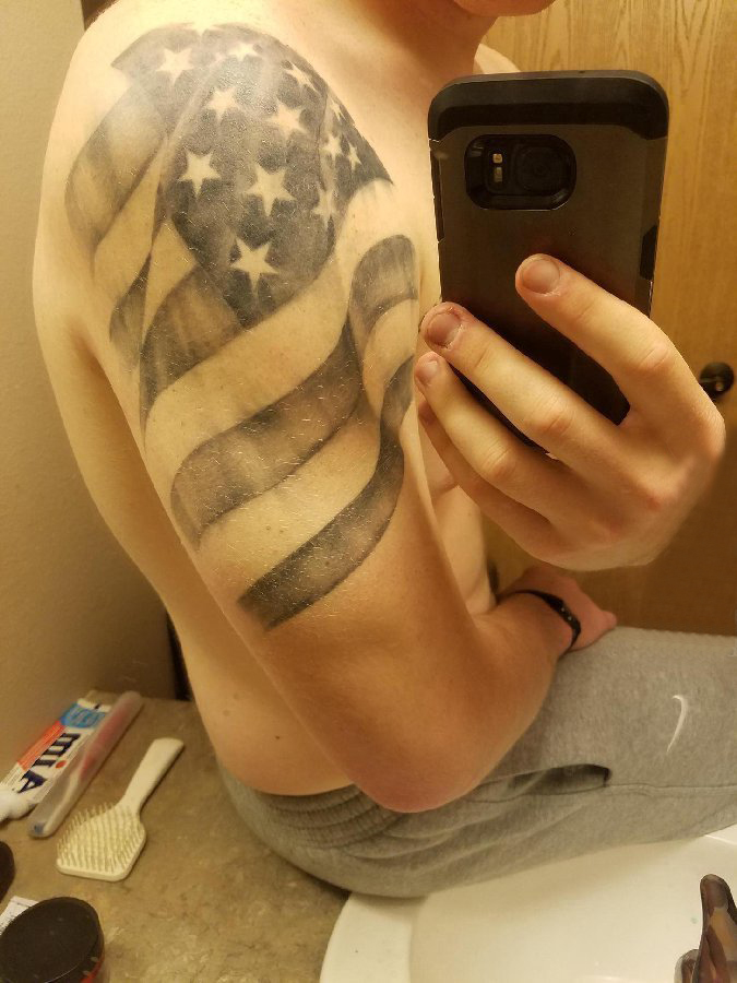 点击大图看下一张：美国国旗纹身 男生手臂上黑色的旗帜纹身图片