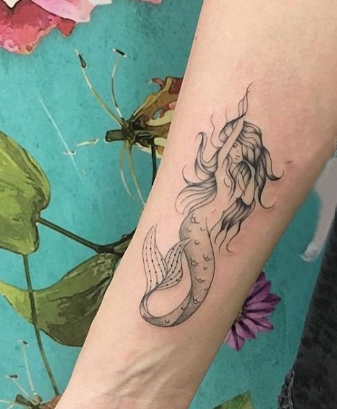 点击大图看下一张：美人鱼花臂纹身 女生手臂上黑色的美人鱼纹身图片