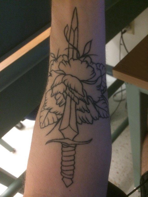 点击大图看下一张：欧美匕首纹身 男生手臂上欧美匕首纹身花朵图案
