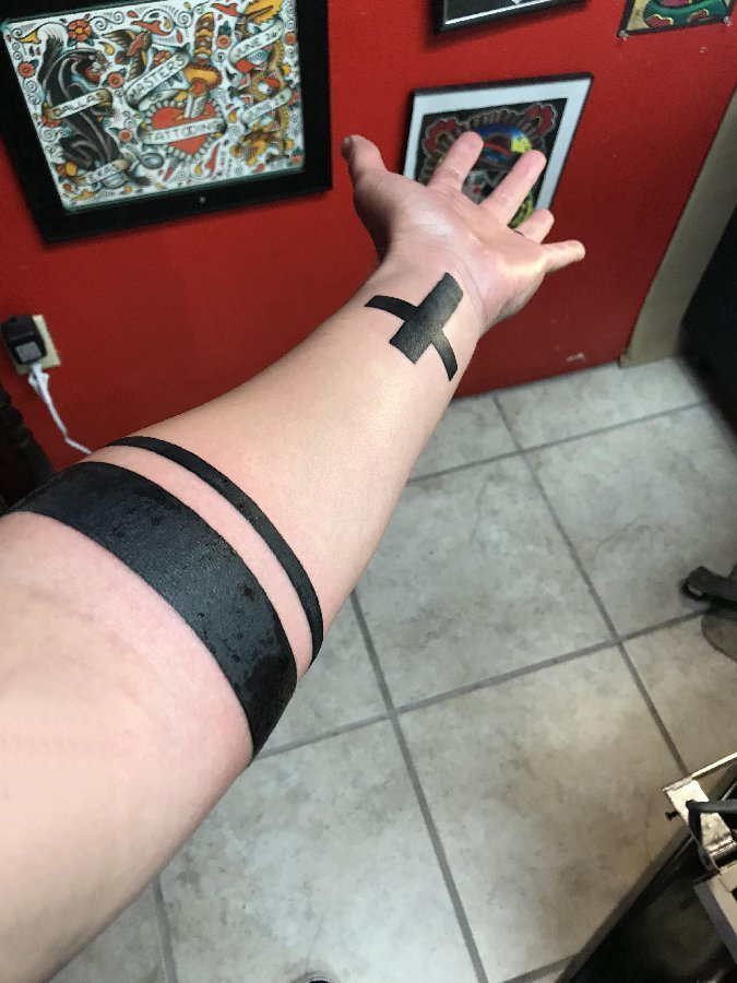 点击大图看下一张：手臂纹身素材 男生手臂上臂环和十字架纹身图片