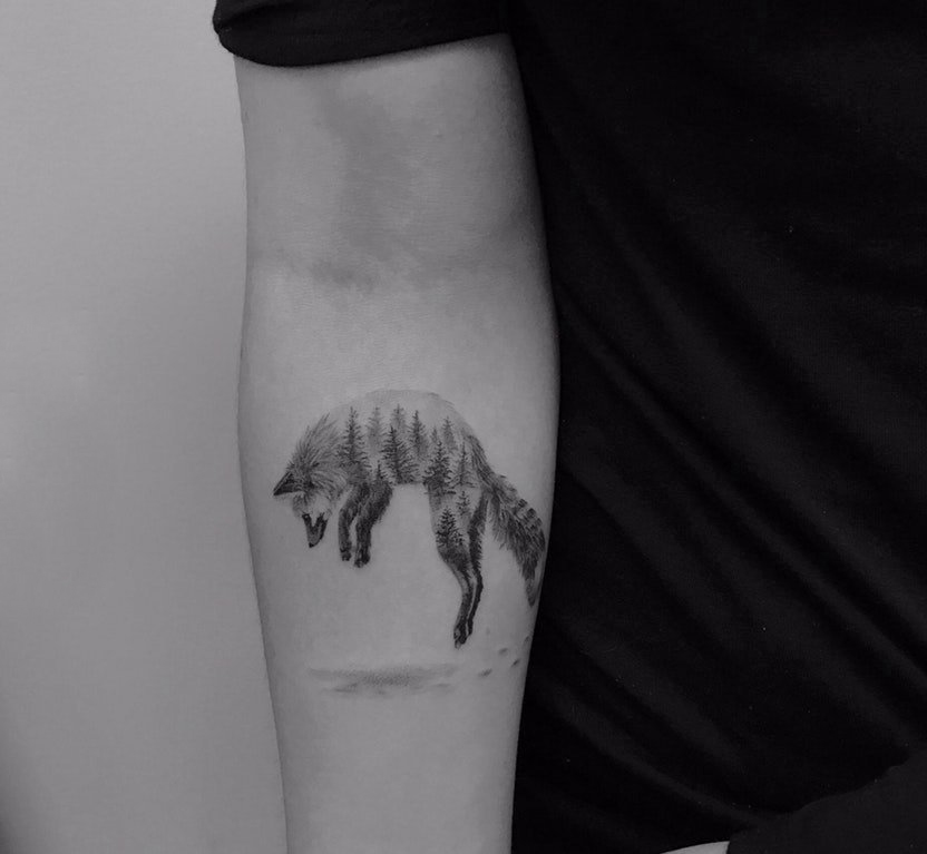 点击大图看下一张：手臂纹身图片 男生手臂上黑色的树和狐狸纹身图片