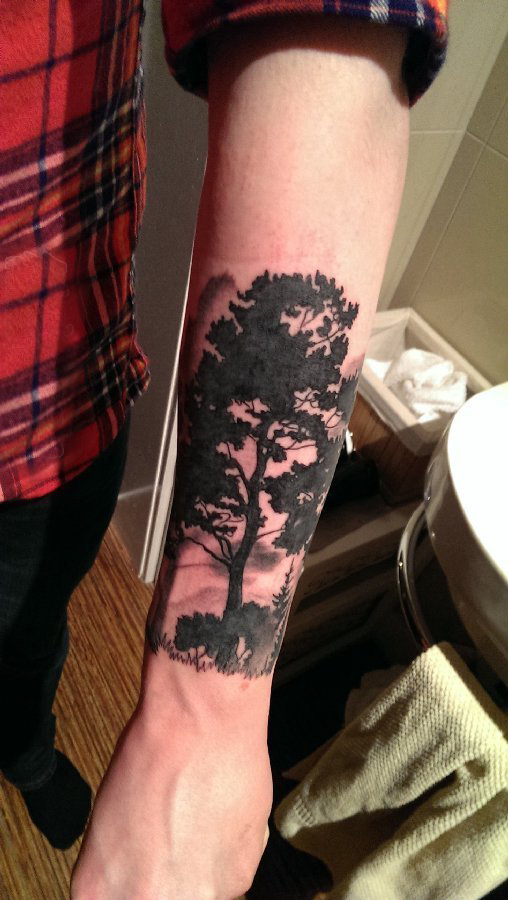 点击大图看下一张：树纹身 男生手臂上树纹身黑色图片