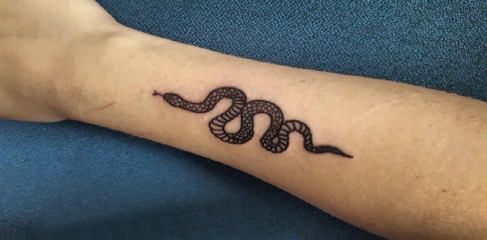点击大图看下一张：纹身动物 男生手臂上黑色的蛇纹身图片