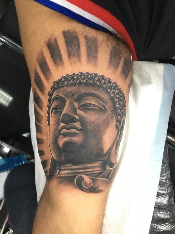 点击大图看下一张：纹身佛像图 男生手臂上黑灰的佛像纹身图片
