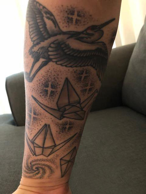 点击大图看下一张：纹身黑色 男生手臂上白鹤和千纸鹤纹身图片