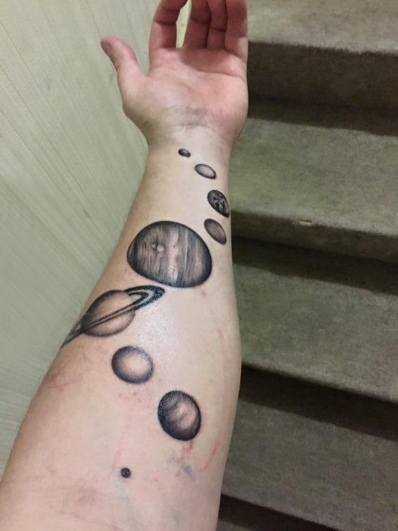 点击大图看下一张：纹身黑色 男生手臂上黑色的星球纹身图片