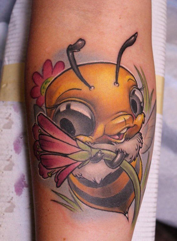 点击大图看下一张：纹身卡通 女生手臂上花朵和蜜蜂纹身图片