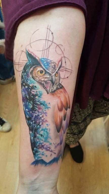 点击大图看下一张：纹身猫头鹰 女生手臂上彩色的猫头鹰纹身图片