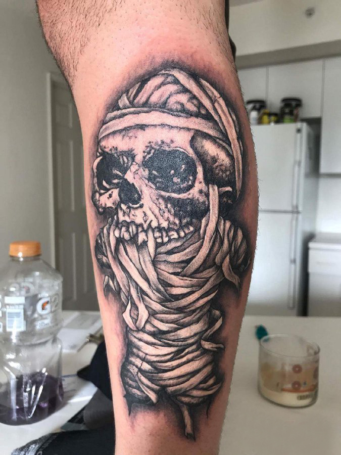 点击大图看下一张：纹身木乃伊图片 男生小腿上黑色的骷髅木乃伊纹身图片