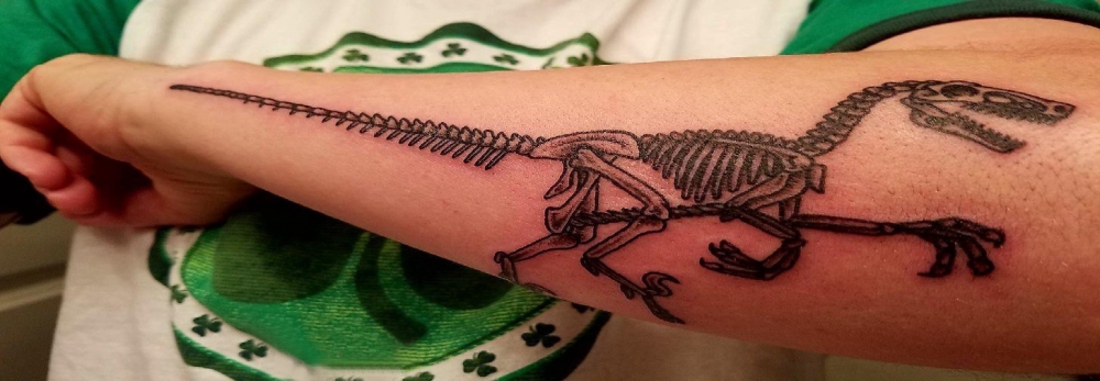 点击大图看下一张：德国恐龙纹身 男生手臂上德国恐龙纹身图片