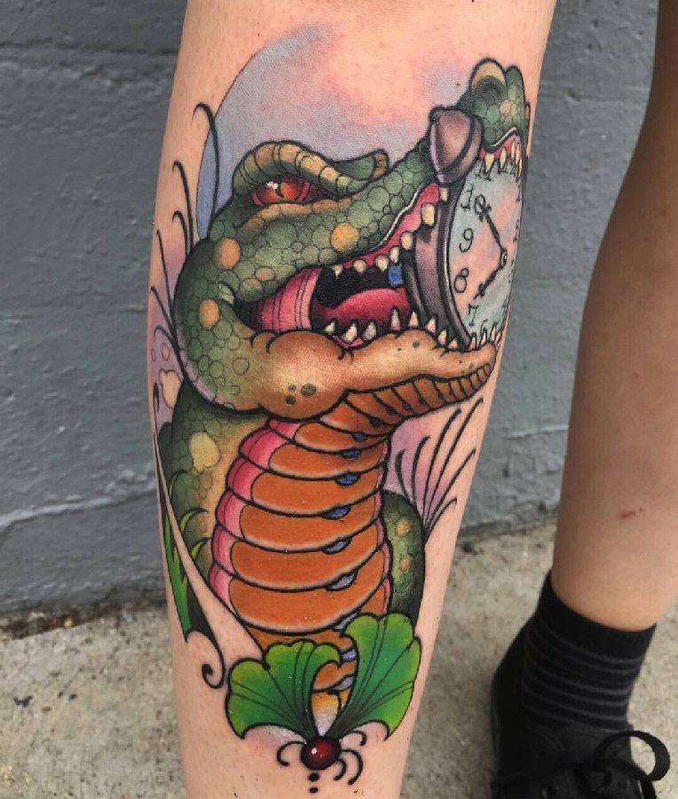 点击大图看下一张：德国恐龙纹身 男生小腿上德国恐龙纹身素描图片