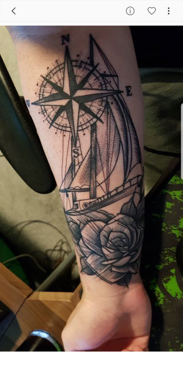 点击大图看下一张：帆船纹身 男生手臂上帆船纹身指南针图片