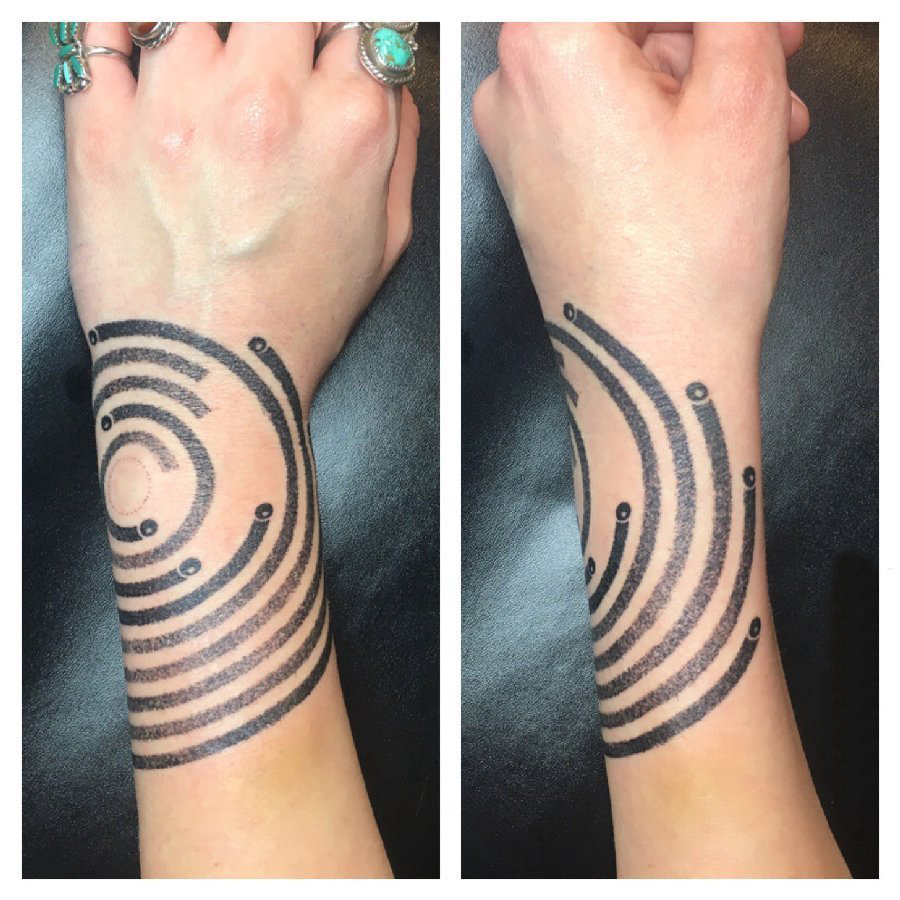 点击大图看下一张：几何纹身 女生手臂上简单线条纹身几何图片