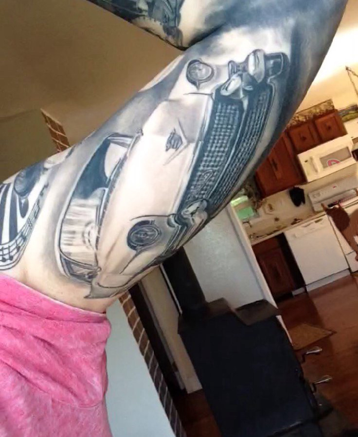点击大图看下一张：汽车纹身 男生手臂上汽车纹身图案