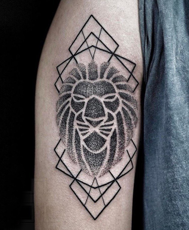 点击大图看下一张：狮子头纹身图片 男生手臂中狮子头纹身图片