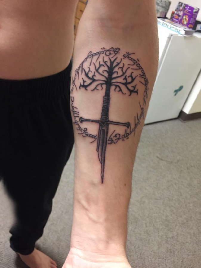 点击大图看下一张：树纹身 男生手臂上简单线条纹身树纹身图片