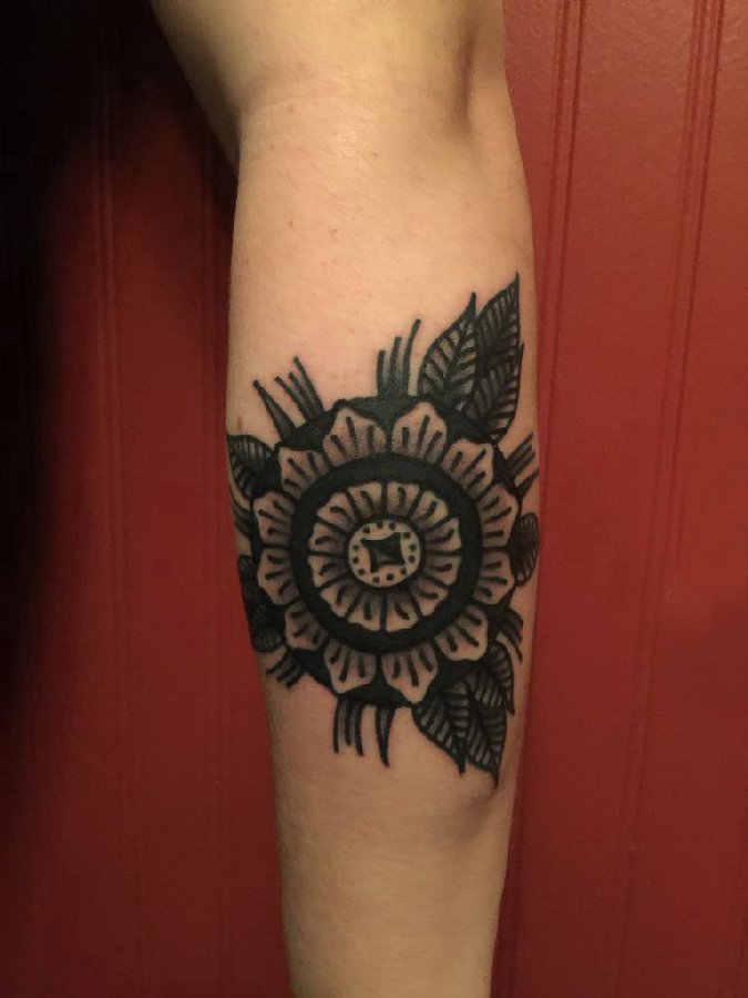 点击大图看下一张：文艺花朵纹身 女生手臂上花朵纹身黑灰图片