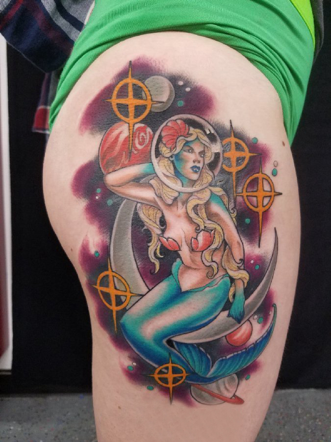点击大图看下一张：纹身美人鱼图案 女生大腿上彩绘纹身美人鱼图案