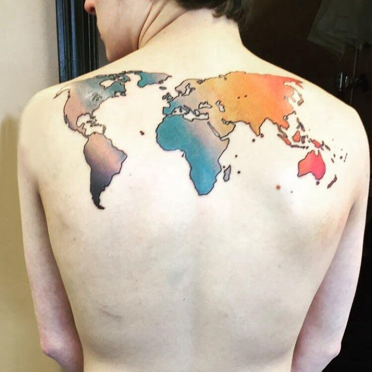 点击大图看下一张：纹身世界地图 男生后背上彩色的世界地图纹身图片