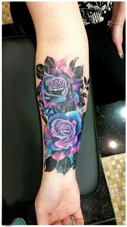 点击大图看下一张：纹身手臂女生 女生手臂上彩色的玫瑰纹身图片