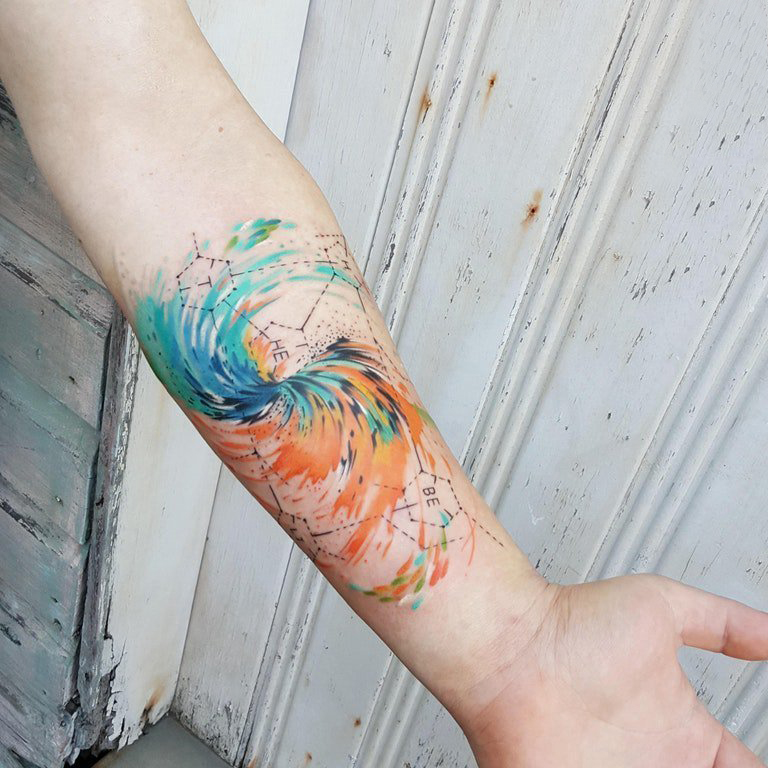 点击大图看下一张：纹身手臂女生 女生手臂上彩色的线条纹身图片