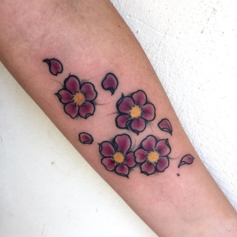 点击大图看下一张：纹身手臂女生 女生手臂上彩色的樱花纹身图片