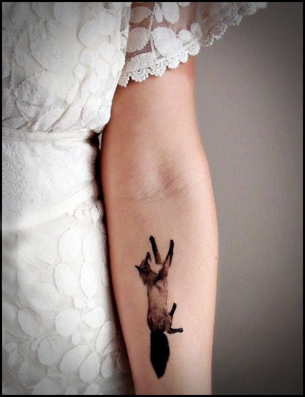 点击大图看下一张：纹身手臂女生 女生手臂上黑色的狐狸纹身图片