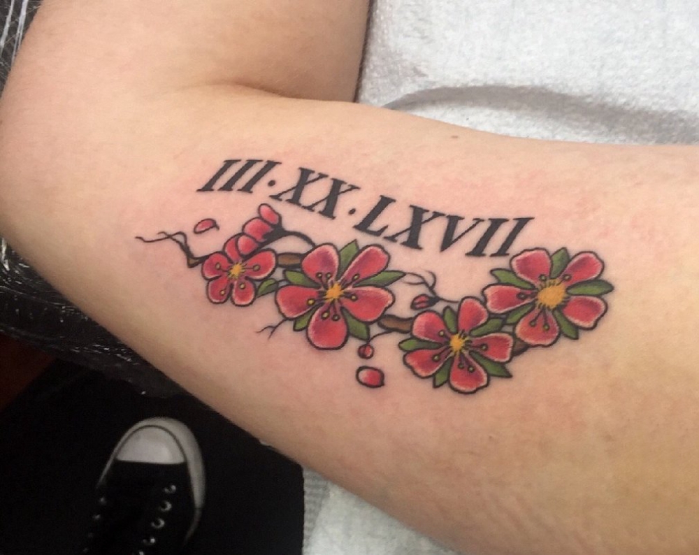 点击大图看下一张：纹身手臂女生 女生手臂上罗马数字和花朵纹身图片