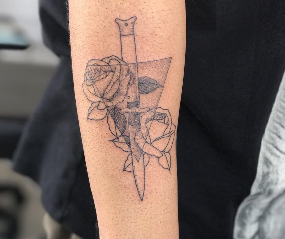 点击大图看下一张：纹身手臂女生 女生手臂上三角形和玫瑰花纹身图片