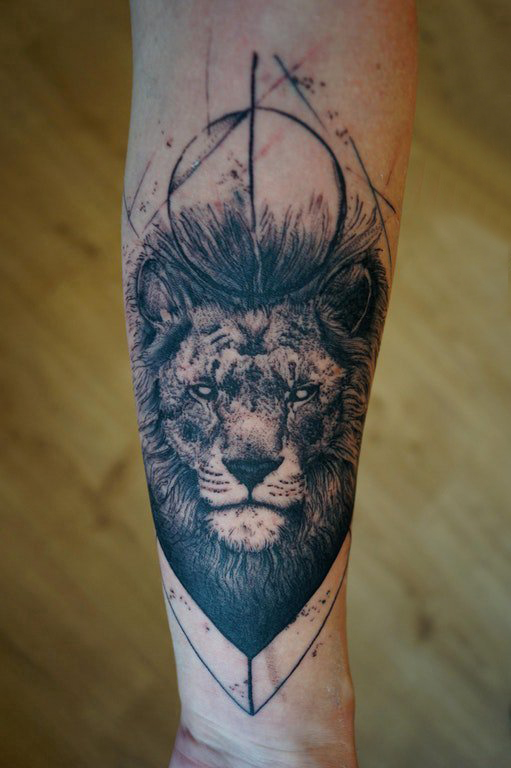 点击大图看下一张：纹身手臂套 男生手臂上黑色的狮子纹身图片
