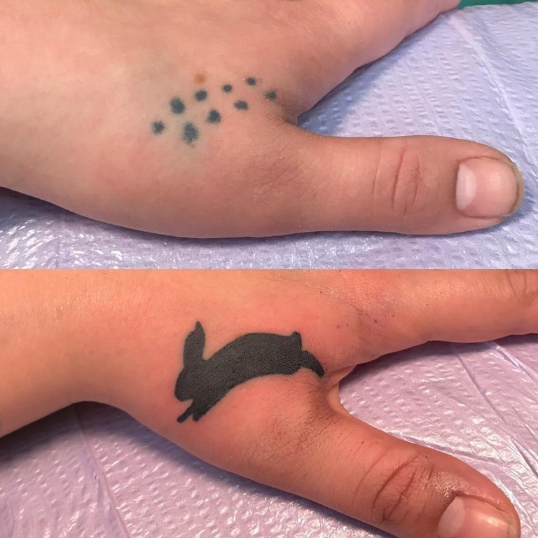 点击大图看下一张：纹身手指覆盖 女生手指上黑色的兔子纹身覆盖图片