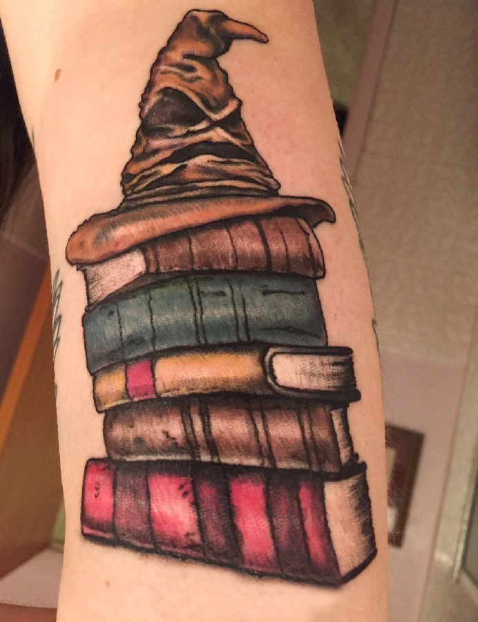 点击大图看下一张：纹身书籍 男生手臂上分院帽和书籍纹身图片