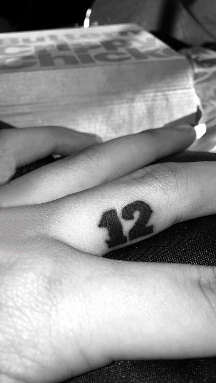 点击大图看下一张：纹身数字 女生手指上黑色纹身数字图片
