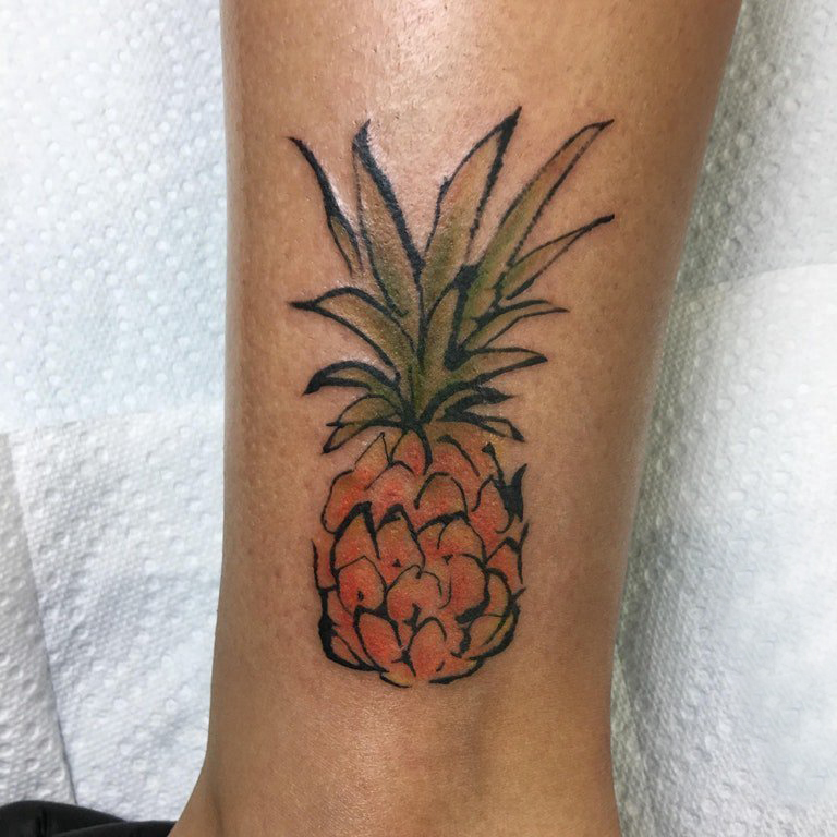 点击大图看下一张：纹身水彩 男生小腿上彩色的菠萝纹身图片