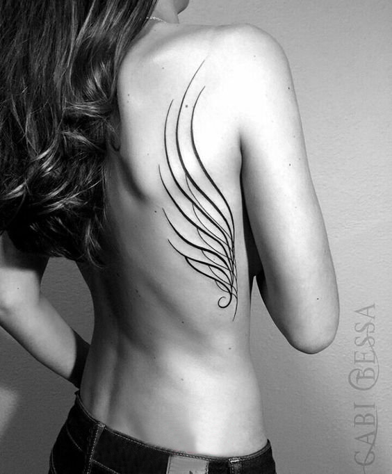 点击大图看下一张：纹身天使翅膀女 女生后背上黑色的翅膀纹身图片