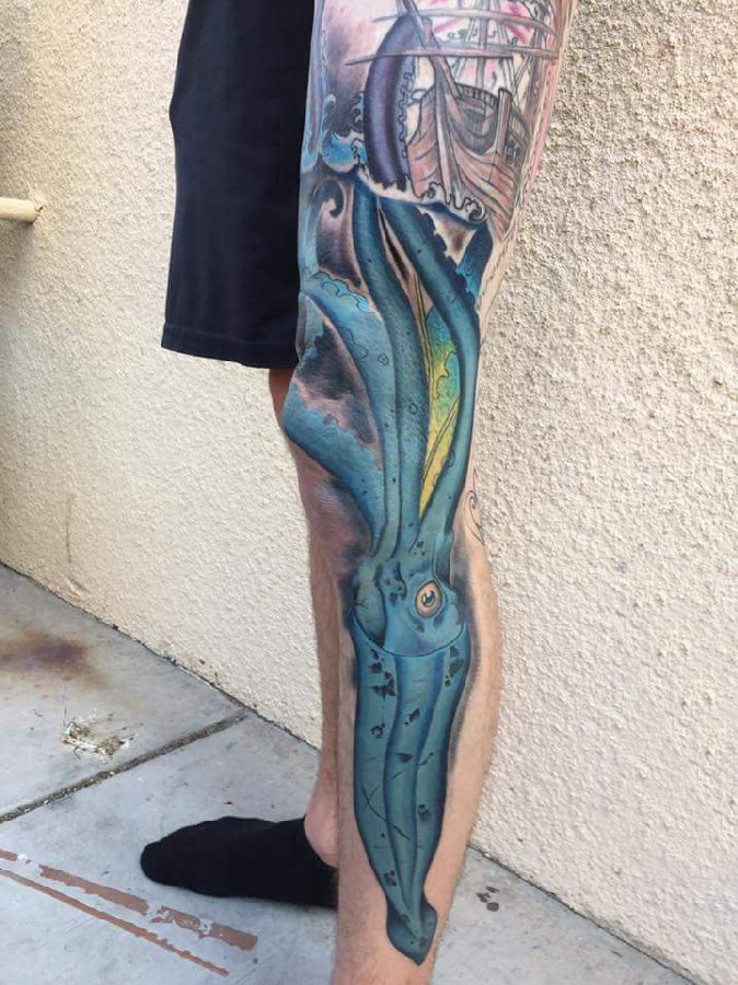 点击大图看下一张：纹身腿部 男生腿部彩色的鱿鱼纹身图片
