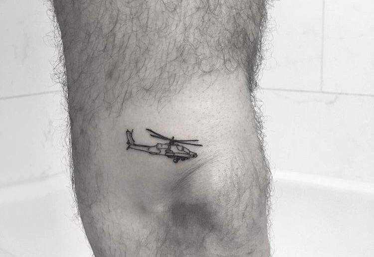 点击大图看下一张：纹身腿部 男生腿部黑色的飞机纹身图片
